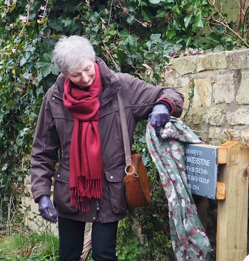 Sandra unveils the plaque.